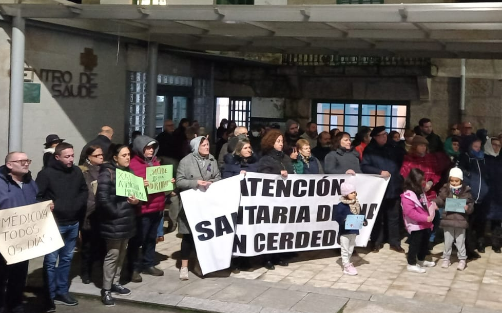 Protesta en el Centro de Salud de Cerdedo en defensa de la Atenciu00f3n Primaria el 30 de noviembre