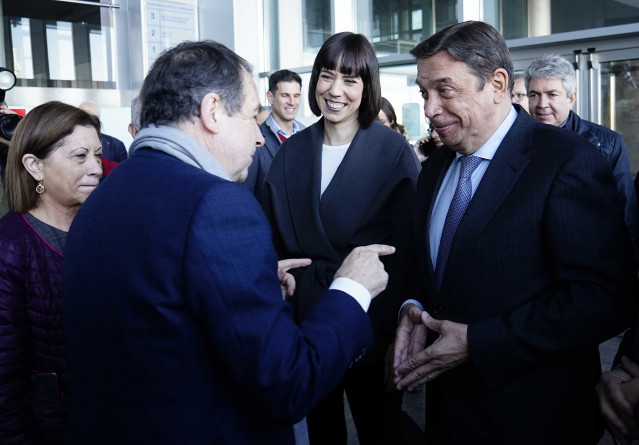 La ministra de Ciencia e Innovación, Diana Morant (2d), inaugura este jueves, junto con el ministro de Agricultura, Pesca y Alimentación, Luis Planas (1d), y el alcalde de Vigo, Abel Caballero (1i), la primera reunión de la Mesa de la Ciencia Pesquera.