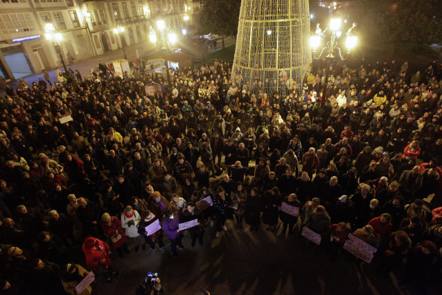 Más de un millar de personas se concentran en la Praza Maior de Lugo en memoria y recuerdo de Cristina Cabo Buján, asesinada el domingo pasado en su domicilio A la concentración han acudido representantes de todas las fuerzas políticas.