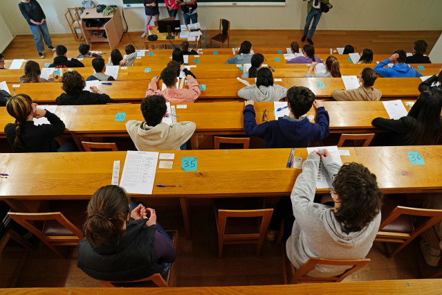 Archivo - Estudiantes esperan antes de comenzar las pruebas de acceso a la universidad en 2022