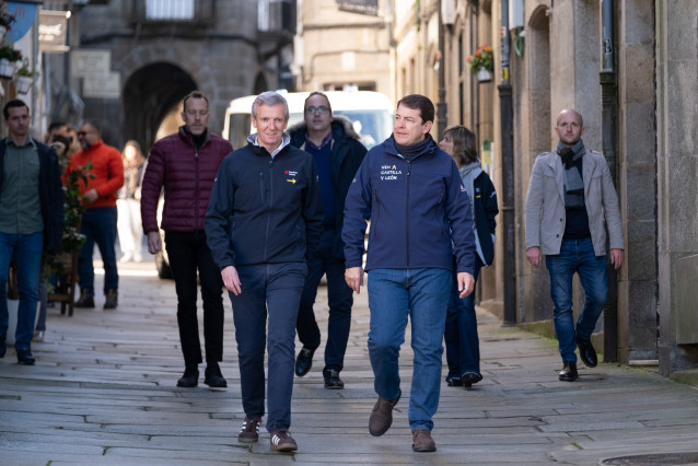 O titular do Goberno galego, Alfonso Rueda, recibe ao presidente de Castela e León, Alfonso Fernández Mañueco, e realiza un tramo do Camiño de Santiago ata a Praza do Obradoiro.