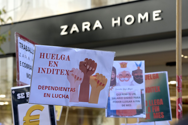 Trabajadores se manifiestan con pancartas frente a una tienda Zara Home durante la primera jornada de huelga de las tiendas de Inditex en A Coruña, en la Plaza de Lugo, a 25 de noviembre de 2022, en A Coruña, Galicia (España). Esta huelga de dependientes