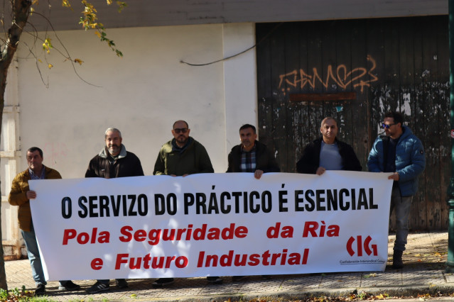 Representantes de XEAL y de la Unión Local de la CIG de Cee en las puertas del Parlamento de Galicia