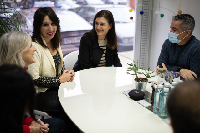 La conselleira de Promoción do Emprego e Igualdade, María Jesús Lorenzana, visita dos de los proyectos para emprendimiento e inserción laboral para personas con dificultades de la Fundación Paideia