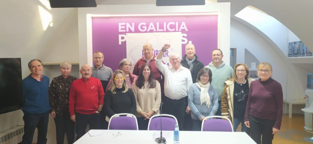 Foto de familia de los integrantes de 'Rexurdir Podemos', candidatura a las primarias de Podemos Galicia