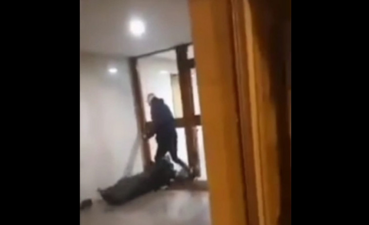 (VÍDEO) Dos veinteañeros de Lalín detenidos en Gijón por agredir a un indigente y filmar la agresión