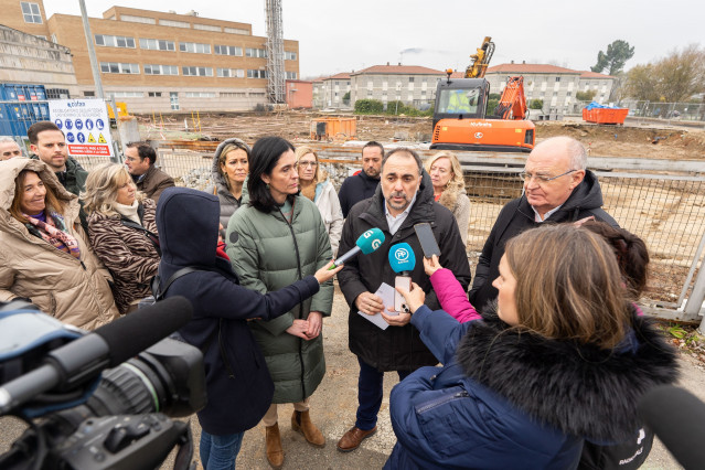 Julio García Comesaña y Paula Prado ofrecen declaraciones a los medios frente al Hospital comarcal de Verín (Ourense)