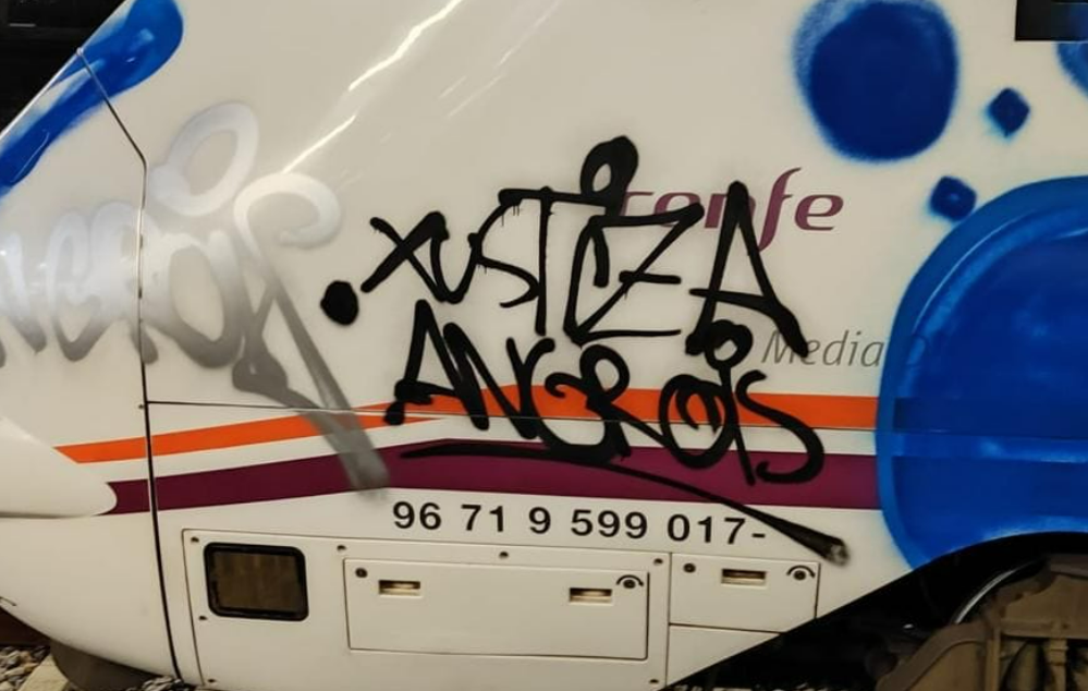 Graffiti sobre el juicio del Alvia en una imagen publicada por la Plataforma Vu00edctimas de Tren en Facebook tras el incidente en Catoria
