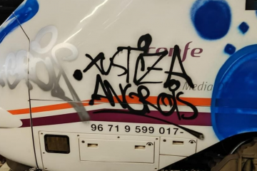 Graffiti sobre el juicio del Alvia en una imagen publicada por la Plataforma Víctimas de Tren en Facebook tras el incidente en Catoria