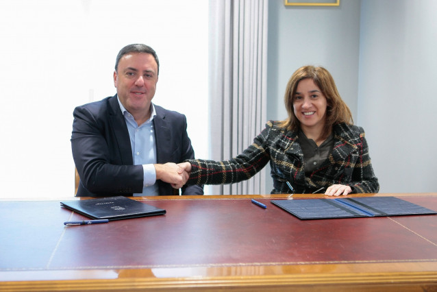 El presidente de la Diputación de A Coruña, Valentín González Formoso, y la vicepresidenta 2ª de Cogami, Mónica Álvarez San Primitivo