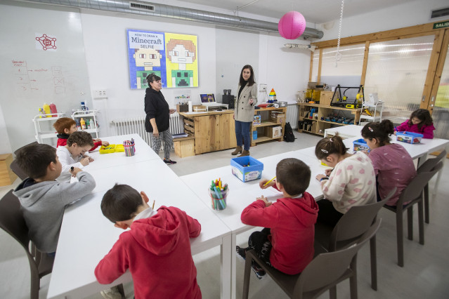 La directora xeral de Emprendemento e Apoio ao Emprego, Margarita Ardao, visita la academia de makers Vermislab, especializada en competencias steam.