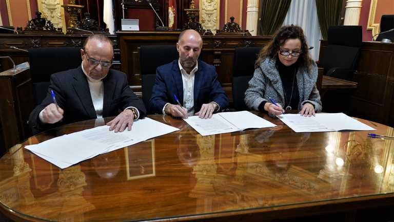 Jacome firma el convenio para los bonos del comercio local de Ourense
