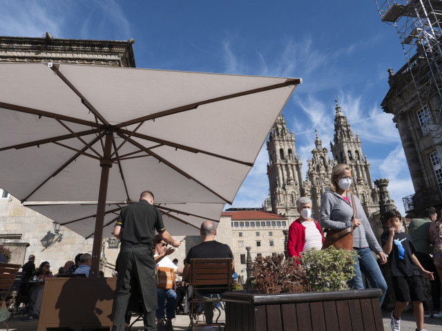 Archivo - La terraza de un bar, en la praza do Obradoiro, a 9 de octubre de 2021, en Santiago de Compostela.
