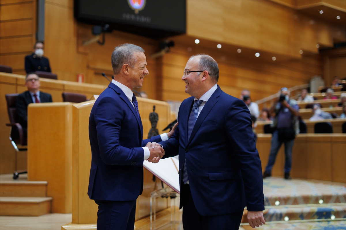 El vicesecretario de Organizaciu00f3n Territorial del PP  Miguel Tellado estrecha la mano con el presidente del Senado, Ander Gil, tras tomar posesiu00f3n de su acta de senador por designaciu00f3n de Galicia en el Senado a 25 de mayo de 2022