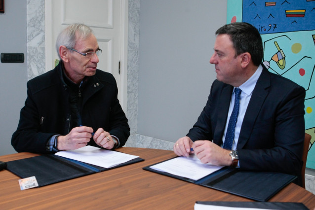 Formoso y el presidente de la institución benéfico social Padre Rubinos, Eduardo Aceña, firman un convenio.