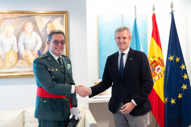 El presidente de la Xunta de Galicia, Alfonso Rueda, recibe al general jefe Miguel Ángel González de la Guardia Civil