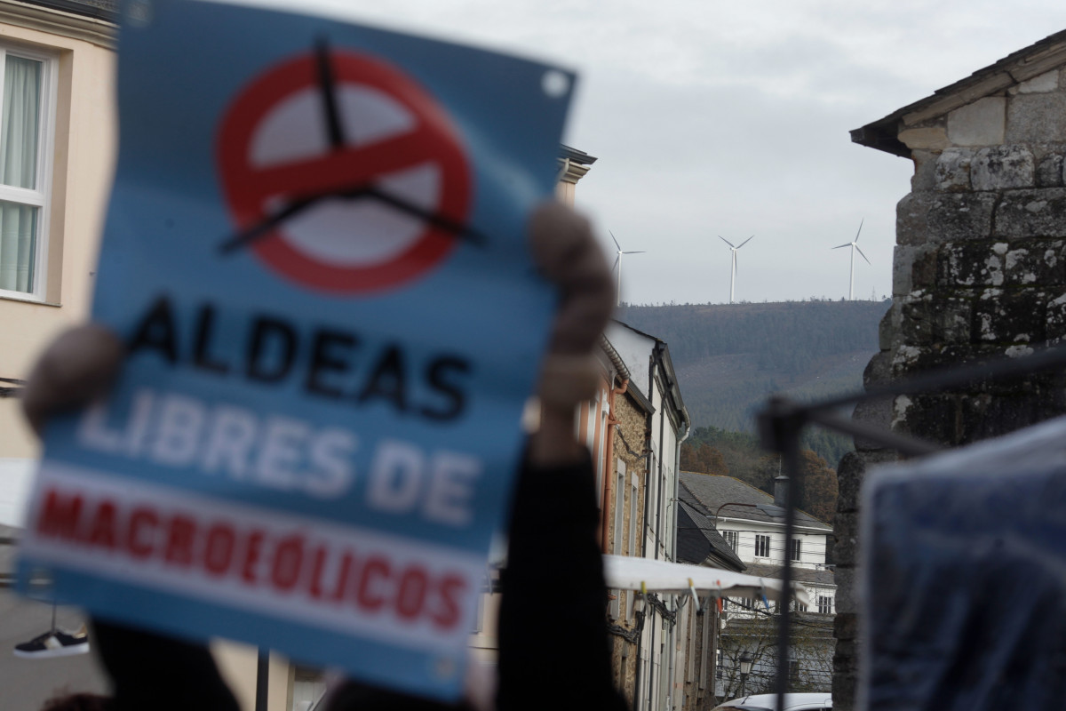 Varias personas asisten a la protesta convocada para luchar contra la invasión eólica en los montes gallegos, a 11 de diciembre de 2022, en Meira, Lugo, Galicia.