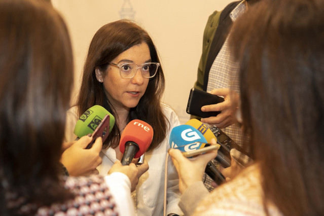 La alcaldesa de A Coruña, Inés Rey, ofrece declaraciones a los medios de comunicación