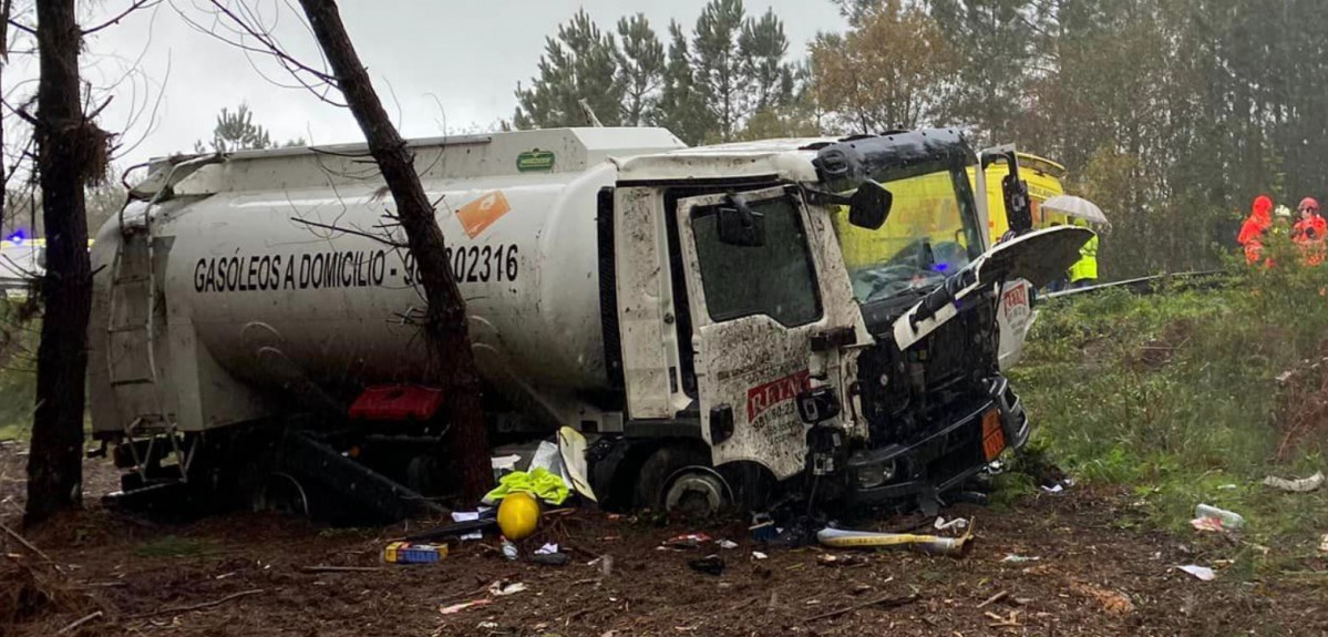 Camiu00f3n accidenta en Santa Cristina de Vea en una foto de Servizo Emerxencias da Estrada