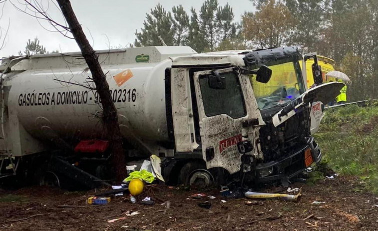 Un camión con gasóleo se despeña en el valle del río Vea (A Estrada) hasta que lo paran los árboles