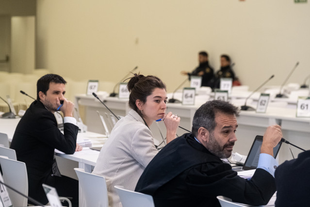 Abogados en el juicio por el accidente del Alvia, en la Cidade da Cultura, a 1 de diciembre de 2022, en Santiago de Compostela, A Coruña, Galicia (España). Los familiares y las víctimas del accidente de Alvia se han concentrado mientras ha declarado en un