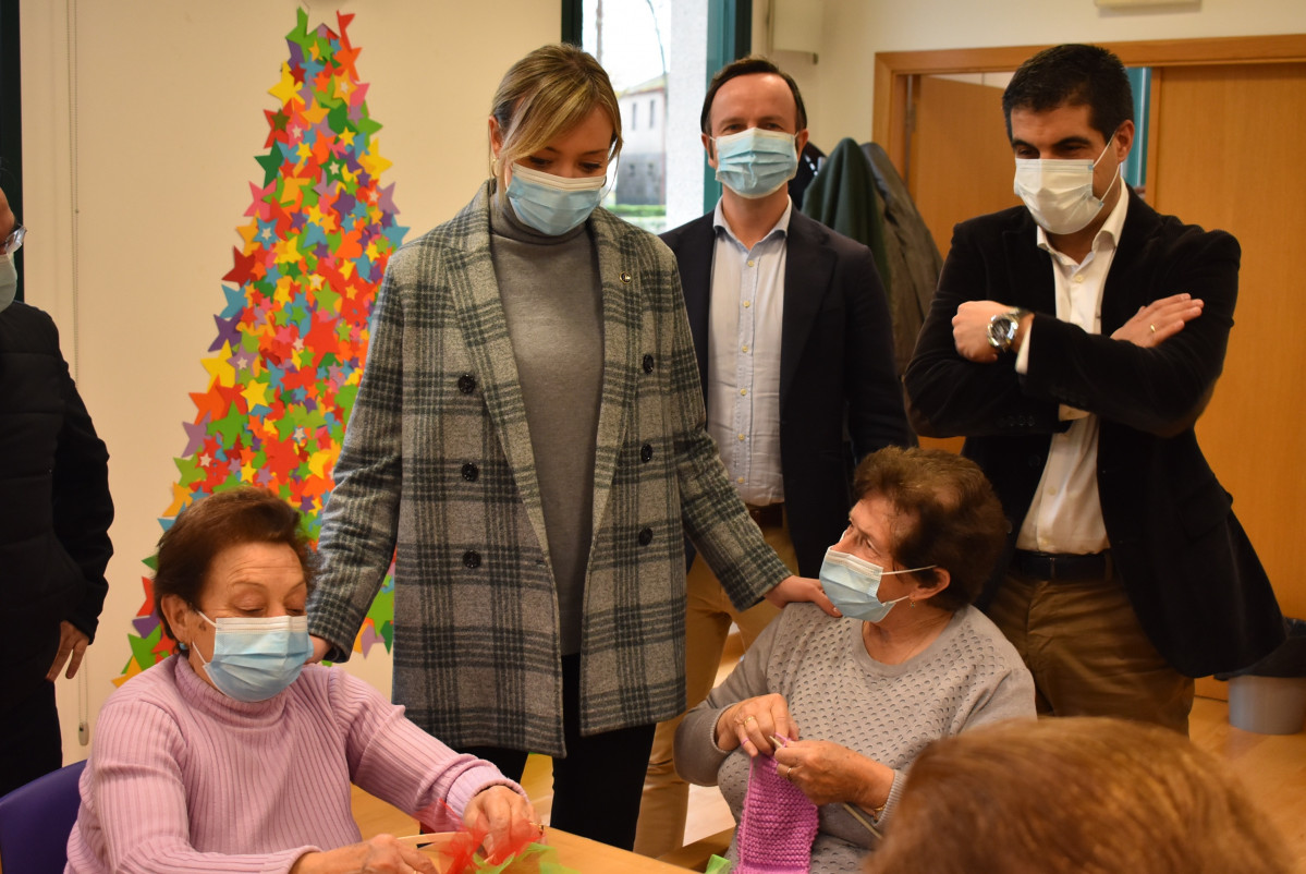 La conselleira de Política Social e Xuventude, Fabiola García, en su vista al centro de mayores de O Pereiro de Aguiar (Ourense)