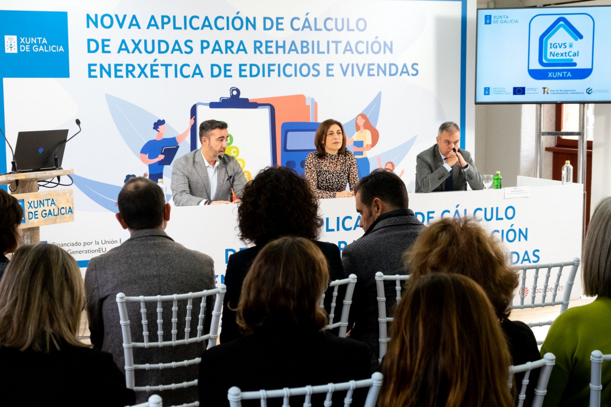 La conselleira de Medio Ambiente, Territorio e Vivenda, Ángeles Vázquez, en la presentación de la nueva aplicación de cálculo de ayudas para la rehabilitación energética de edificios