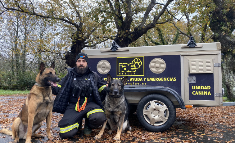 Una unidad canina de la ONG Intervención Ayuda y Emergencias se instala en Padrón para desaparecidos y rescates
