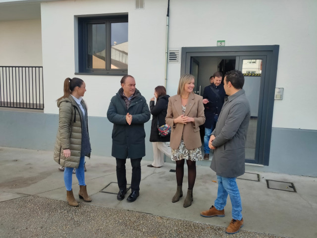 La conselleira de Política Social, Fabiola García, visita el punto de encuentro familiar de O Deza.