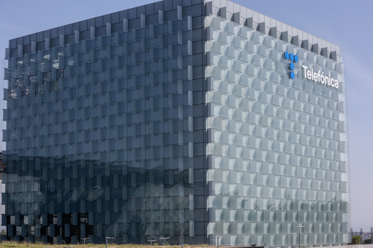 Archivo - Fachada de la sede de la multinacional española Telefónica, situada en la Ronda de la Comunicación, en el denominado Distrito Telefónica, a 22 de Julio de 2022, en el barrio de Las Tabla