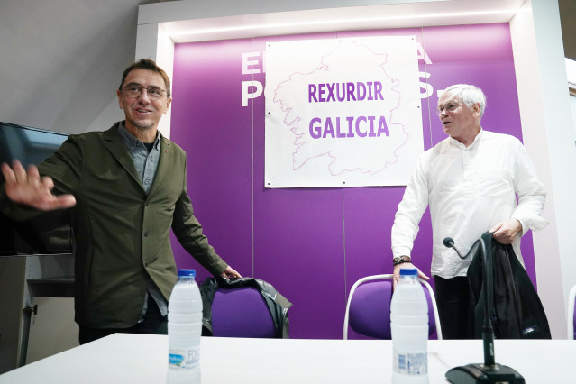 El fundador de Podemos, Juan Carlos Monedero (i), y el lider de 'Rexurdir Galicia', Gonzalo Busqué (d), a su llegada al acto de apoyo a la candidatura de Podemos Galicia 'Rexurdir' para dirigir Podemos Galicia, a 14 de diciembre de 2022, en Santiago de Co