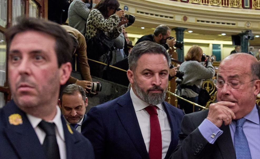 El lu00edder de Vox, Santiago Abascal (c), a su salida de una sesiu00f3n plenaria, en el Congreso de los Diputados, a 15 de diciembre de 2022 en una foto de Jesu00fas Hellu00edn para EP
