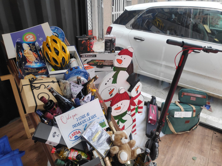 Un satisfyer, una tele de 55'', un robot de cocina...la increible cesta-ataúd que sortea una funeraria de Barbadás