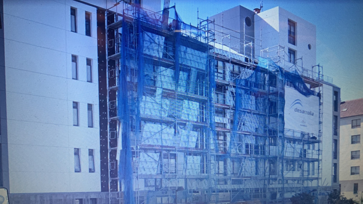 Andamios en el edificioi donde se produjo el accidente en una foto de Google Street View en septiembre