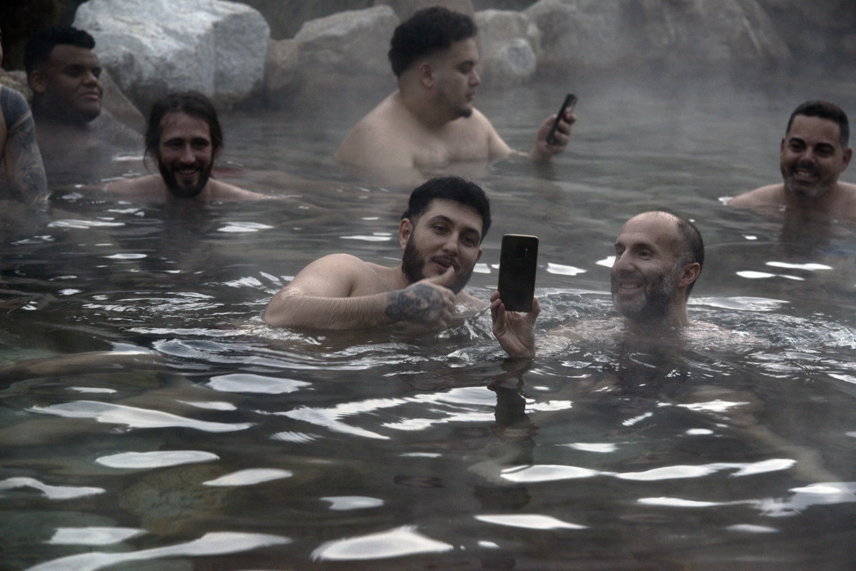 El alcalde de Ourense, Gonzalo Pérez Jácome, y el cantante Omar Montes en las piscinas termales de Outariz (Ourense).