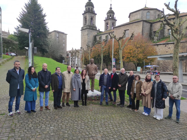 El alcalde de Santiago de Compostela, Xosé Sánchez Bugallo inaugura este sábado la escultura en homenaje al escritor Anxel Casal, delante de la biblioteca pública con su nombre.