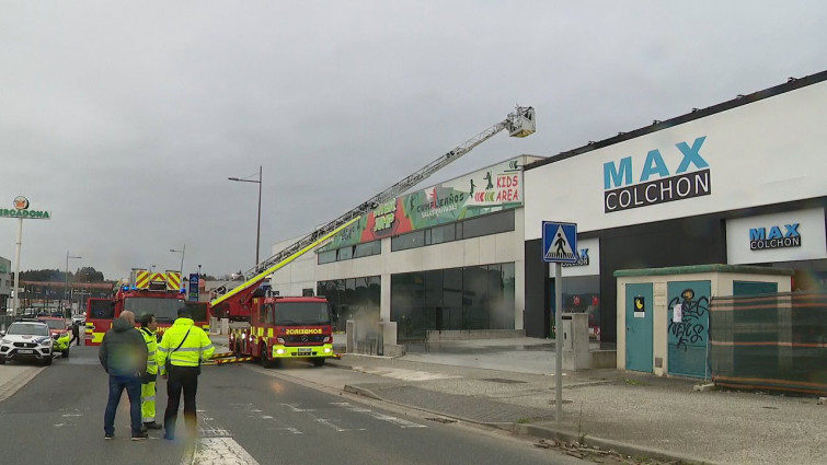 Extinguido el incendio que afectó a una nave en el polígono de Costa Vella, en Santiago