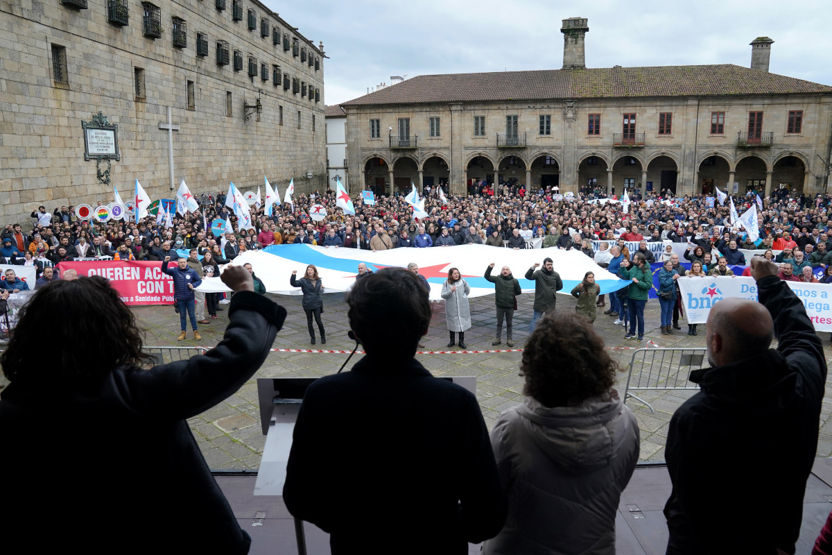 Varias personas se manifiestan en la protesta convocada por su partido contra la subida de precios, en la Praza da Quintana, a 18 de diciembre de 2022, en Santiago de Compostela, A Coruña, Galicia.