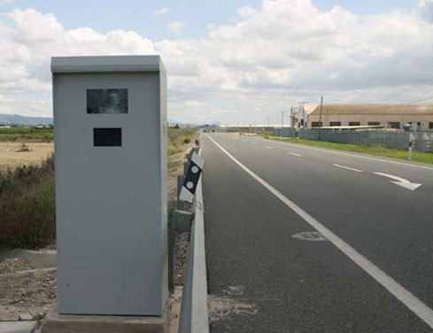 Los pillan de madrugada liándose a golpes con un radar de Tráfico en Ferrol