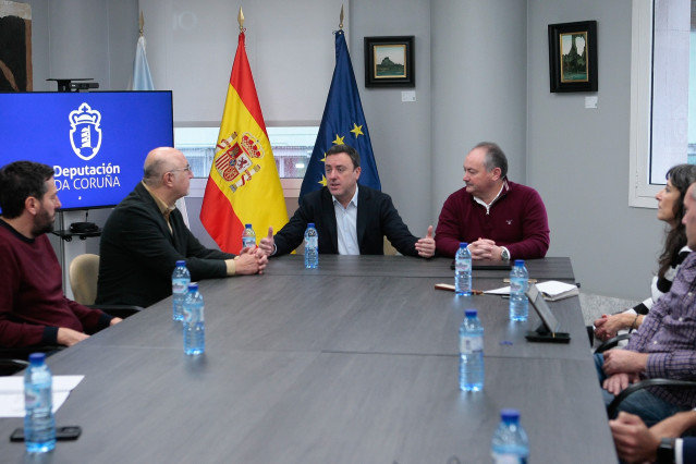 El presidente de la Diputación de A Coruña, Valentín González Formoso, mantiene una reunión con representantes del cluster audiovisual gallego