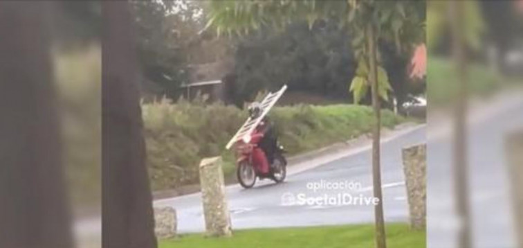 Como llevar una escalera en moto por Ordes y convertirse en una celebridad de las redes sociales