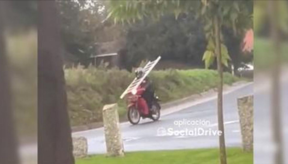 Motero con escalera en Ordes en una imagen publicada por Social Drive