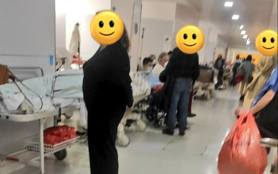 Colapso en urgencias en el hospital CHUAC de Coruña el lunes 19 de diciembre de 2022 en una imagen publicada por @Ceni lu en Twitter