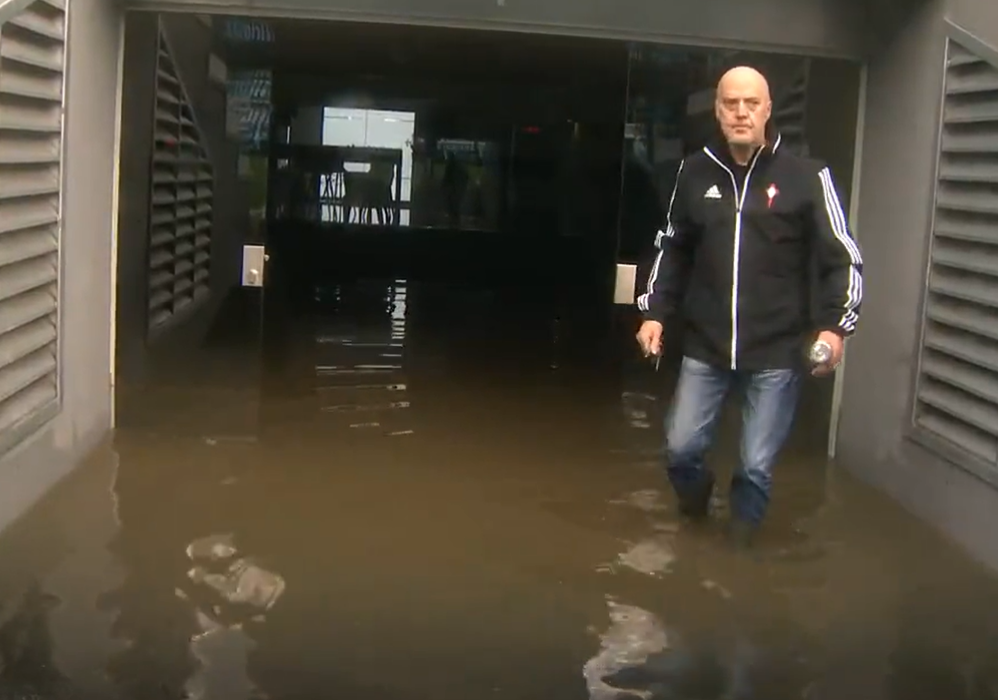 Operario en las inundaciones de Balaídos en una imagen de la CRTVG