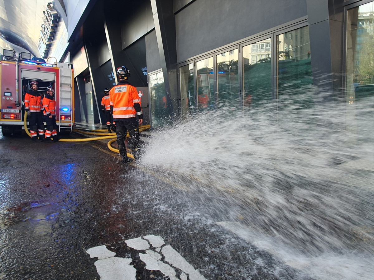 Bomberos achicando agua en Balau00eddos Vigo en una foto de Javier Vu00e1zquez para EP