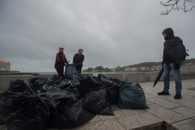 Varias bolsas con los restos de chapapote mezclados con algas recogidos en una playa de A Illa de Arousa, a 13 de diciembre de 2022, en Illa de Arousa, Pontevedra, Galicia (España).