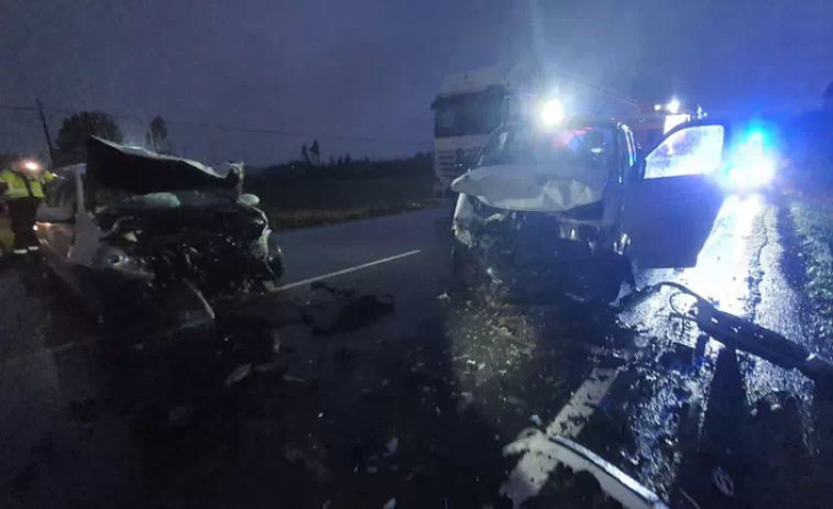 Colisión frontal entre un coche y una furgoneta en Vilasantar deja tres heridos de consideración