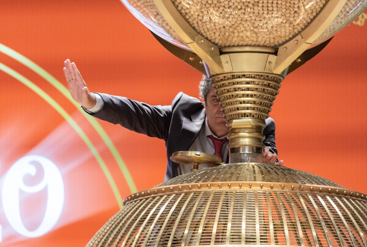 Un hombre prepara los bombos para dar comienzo al Sorteo Extraordinario de la Loteru00eda de Navidad 2022, en el Teatro Real de Madrid, a 22 de diciembre de 2022, en Madrid en una foto de Eduardo Parra
