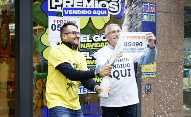 Celebraciones del Gordo: A Coruña, A Fonsagrada, Vigo, Noia, O Porriño y Poio agraciados en la Lotería de Navidad (vídeos)