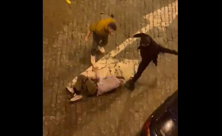 (VÍDEO) Brutal paliza en plena calle de Ourense, con pistolas y patadas en la cabeza
